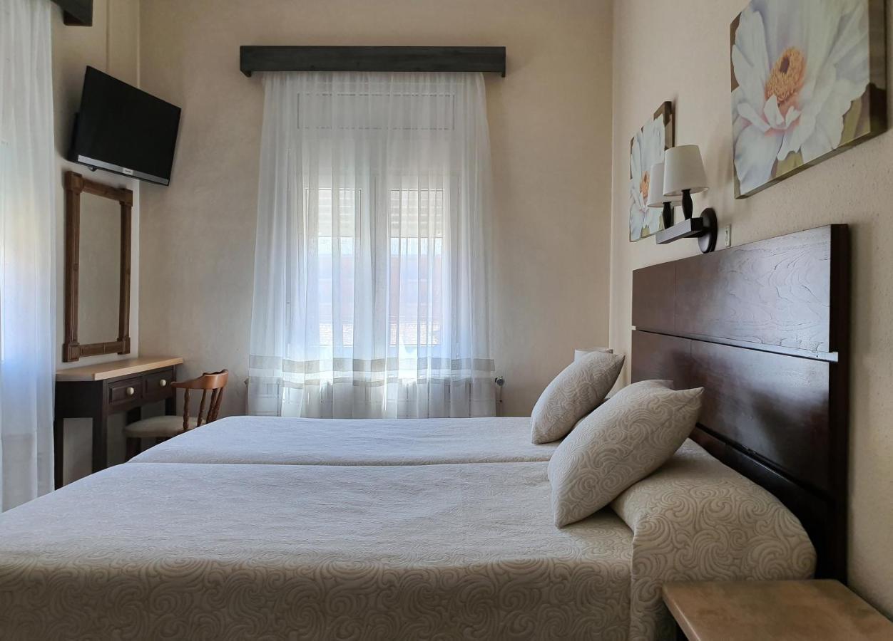 Hostal Canigo El Pont de Suert Bagian luar foto