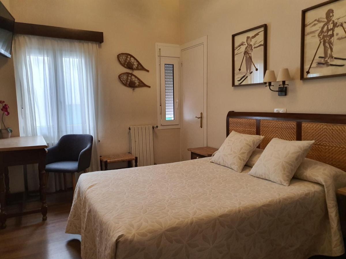 Hostal Canigo El Pont de Suert Bagian luar foto