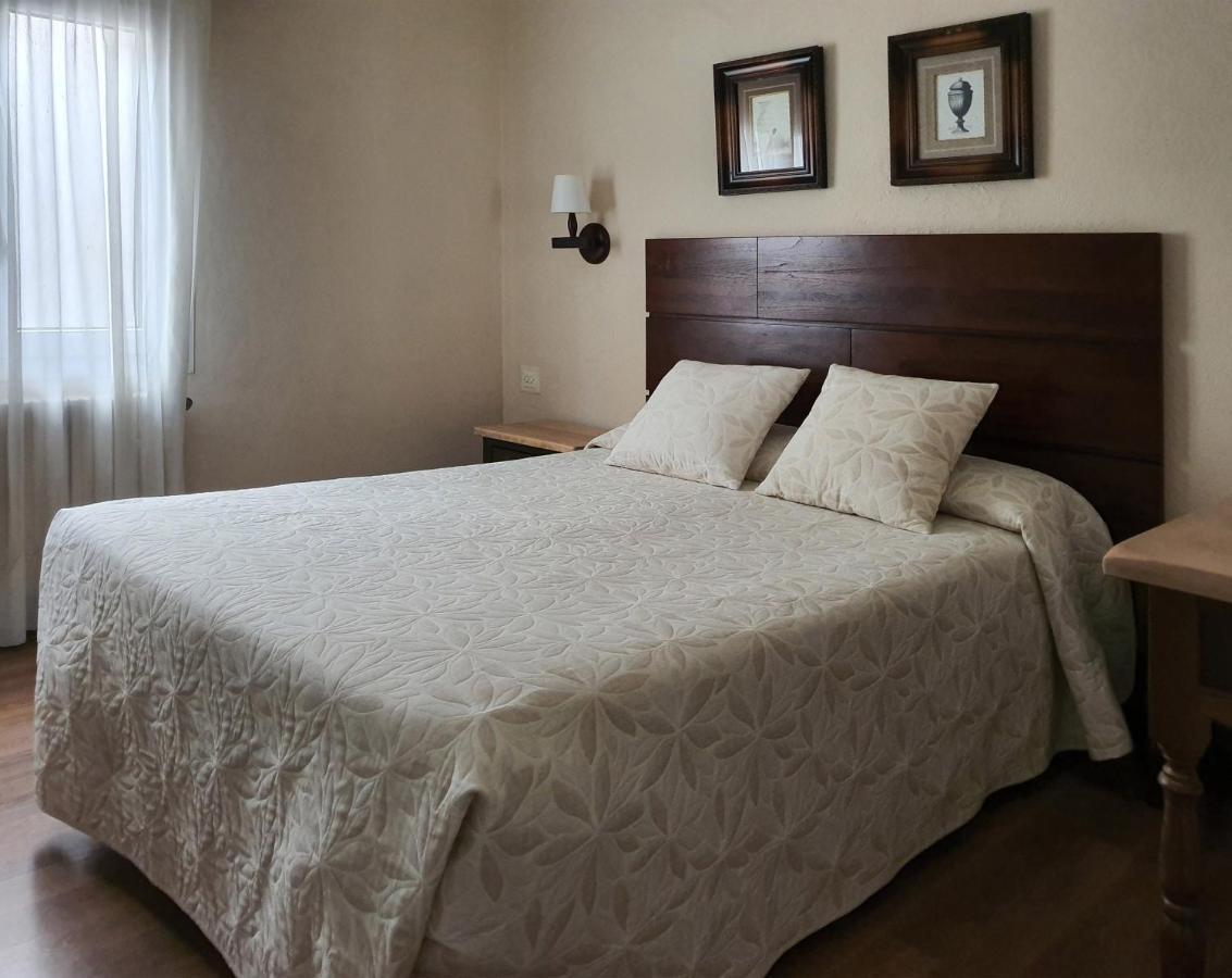 Hostal Canigo El Pont de Suert Bagian luar foto